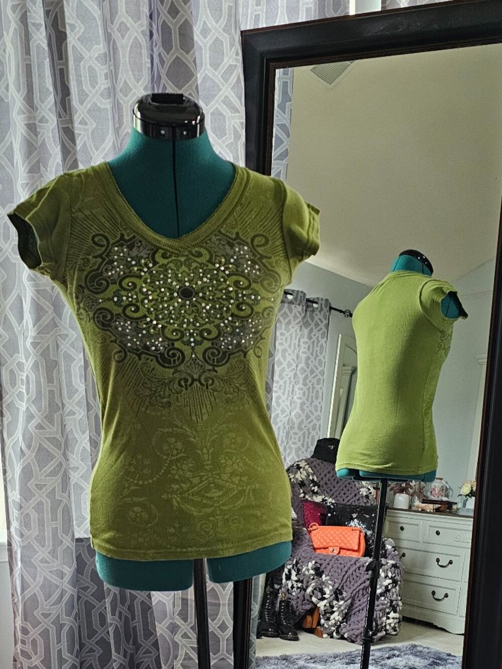 Mudd Olive Green Rhinestone Graphic V‑Neck Tee – Size M - Vintage/Y2K